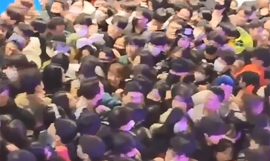 Hàng nghìn người chen chúc ở Itaewon, Seoul, Hàn Quốc ngày 29.10.2022, dẫn đến thảm hoạ giẫm đạp kinh hoàng làm ít nhất 151 người chết. Ảnh: Yohnap
