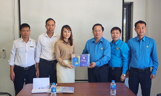 Đại diện Công đoàn Công Thương Việt Nam (bên phải) tặng doanh nghiệp các tài liệu liên quan đến tổ chức Công đoàn Việt Nam. Ảnh: CĐCT