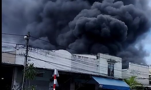 Cháy nhà xưởng của công ty, cột khói bốc cao hàng chục mét.