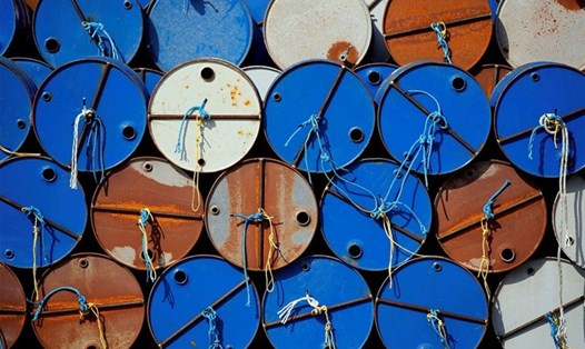 Giá dầu Brent tăng khoảng 2% và WTI tăng khoảng 3%. Ảnh: Reuters.