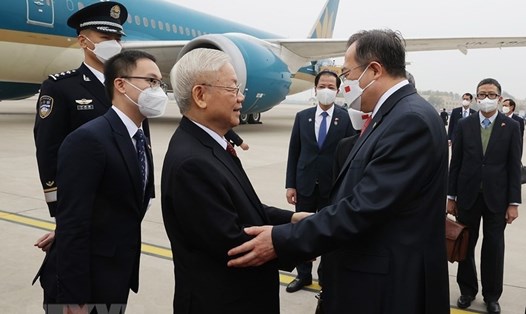 Ông Lưu Kiến Siêu (phải), Ủy viên Trung ương Đảng, Trưởng Ban Liên lạc Đối ngoại Trung ương Đảng Cộng sản Trung Quốc đón Tổng Bí thư Nguyễn Phú Trọng tại sân bay quốc tế Bắc Kinh. Ảnh: TTXVN
