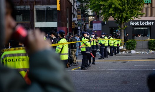 Cảnh sát tại hiện trường vụ giẫm đạp ở Itaewon, Seoul, Hàn Quốc. Ảnh: AFP