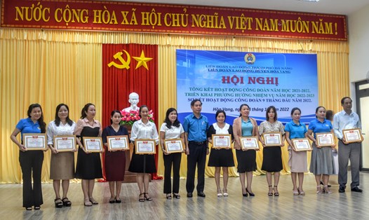 Các tập thể và cá nhân khối trường học nhân được nhận Bằng khen của LĐLĐ thành phố Đà Nẵng và Giấy khen của LĐLĐ huyện Hòa Vang. Ảnh: H.V.M