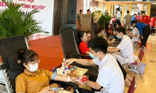 Hơn 500 cán bộ đoàn viên, người lao động trên địa bàn tỉnh Ninh Bình tham gia hiến máu tình nguyện. Ảnh: NT