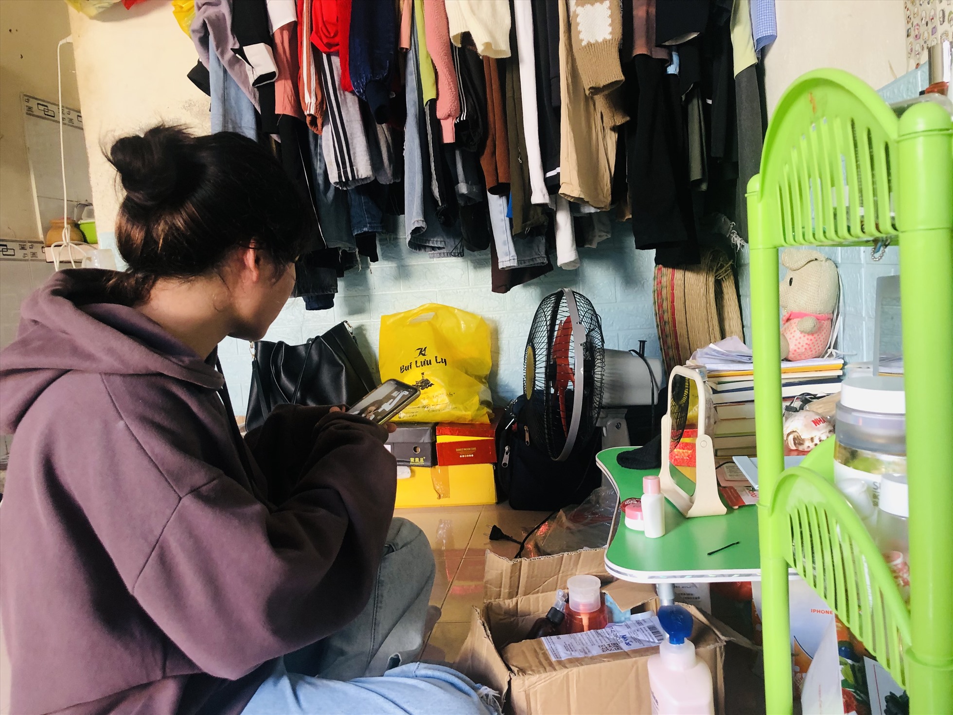 Ngoài thời gian dài đi làm ở nhà máy, về nhà nhiều công nhân trẻ ở KCN tại Khánh Hoà chỉ biết ôm điện thoại vì không có gì để vui chơi giải trí. Ảnh: P.Linh