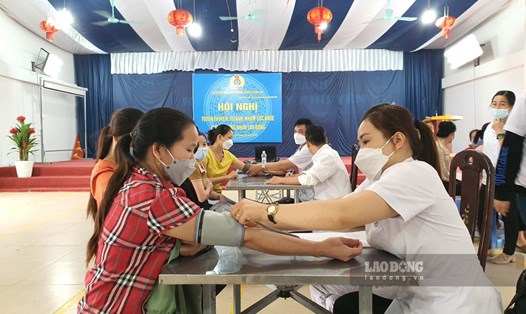 LĐLĐ tỉnh Sơn La tổ chức khám, chữa bệnh cho nữ công nhân. Ảnh: K.L