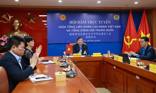 Hội đàm trực tuyến giữa Tổng LĐLĐVN và Tổng Công hội Trung Quốc nhằm trao đổi về hoạt động CĐ, phong trào CNLĐ diễn ra tháng 5.2022. Ảnh: Hải Nguyễn
