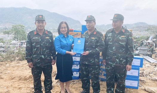 Bà Đinh Thị Thanh Hà - Phó Chủ tịch LĐLĐ thành phố Đà Nẵng - tặng quà các chiến sĩ Trung đoàn Bộ binh 971. Ảnh: T.M