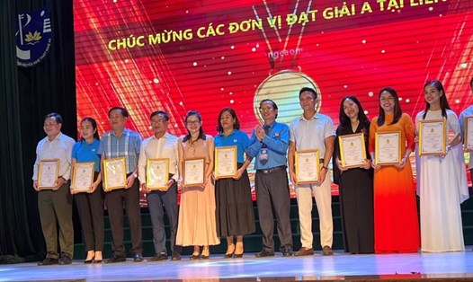 Ông Phú Văn Lĩnh - Chủ tịch Công đoàn ngành Nông nghiệp và Phát triển nông thôn Nghệ An trao giải cho các tiết mục đạt giải A. Ảnh: HH