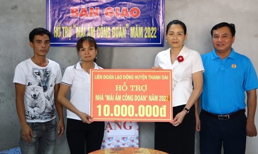 Liên đoàn Lao động huyện Thanh Oai trao hỗ trợ nhà Mái ấm Công đoàn cho đoàn viên. Ảnh minh hoạ: CĐH