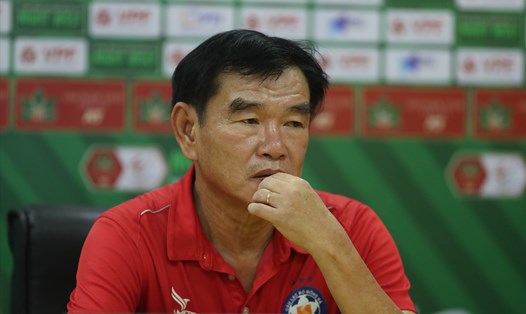 Huấn luyện viên Phan Thanh Hùng cho rằng trận thua Hà Nội không phải là thảm hoạ. Ảnh: Minh Dân