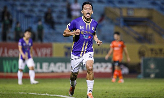 Văn Quyết ghi bàn mở tỉ số cho Hà Nội trong chiến thắng 3-0 trước Đà Nẵng tại vòng 22 V.League 2022. Ảnh: Minh Dân