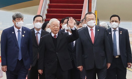 Ông Lưu Kiến Siêu (phải), Ủy viên Trung ương Đảng, Trưởng Ban Liên lạc Đối ngoại Trung ương Đảng Cộng sản Trung Quốc đón Tổng Bí thư 
Nguyễn Phú Trọng tại sân bay quốc tế Bắc Kinh ngày 30.10. Ảnh: TTXVN