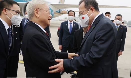 Ông Lưu Kiến Siêu (phải), Ủy viên Trung ương Đảng, Trưởng ban Liên lạc Đối ngoại Trung ương Đảng Cộng sản Trung Quốc đón Tổng Bí thư Nguyễn Phú Trọng tại sân bay quốc tế Bắc Kinh. Ảnh: TTXVN