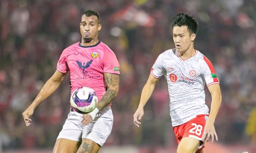 Hồng Lĩnh Hà Tĩnh (áo hồng) chưa thể bứt phá trên bảng xếp hạng V.League 2022 khi chỉ hòa Viettel 0-0. Ảnh: VPF