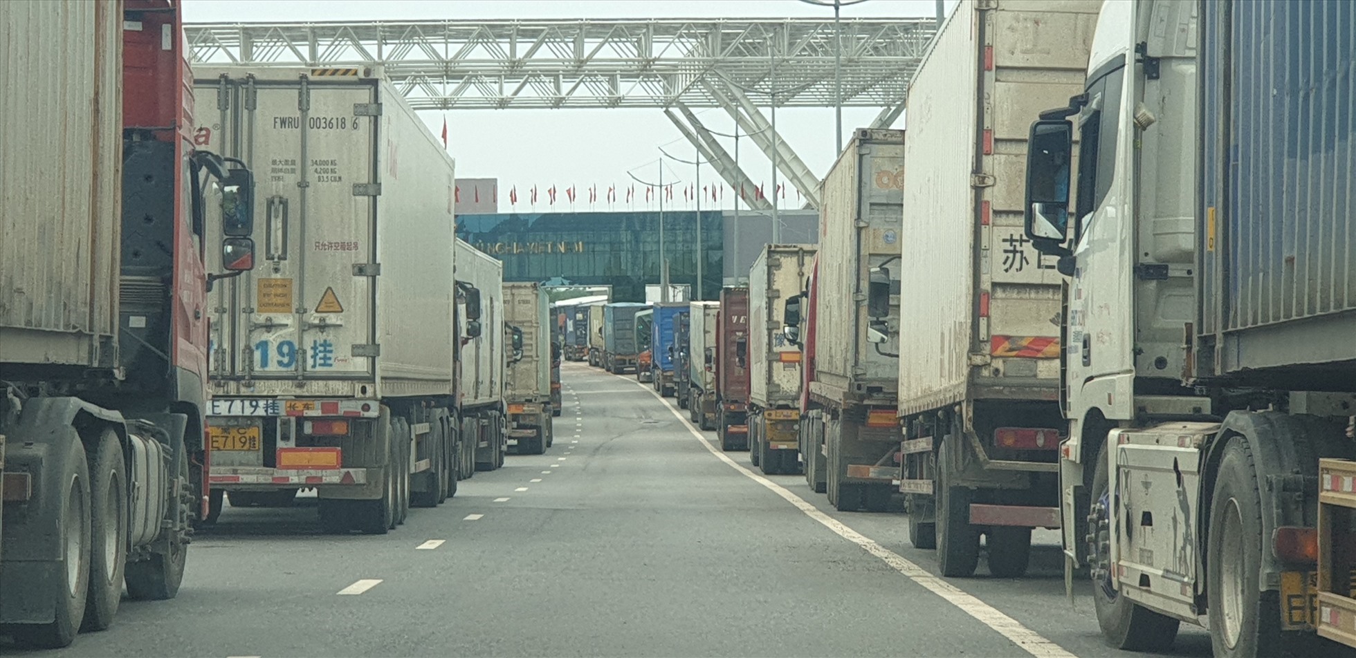 Xe Trung Quốc xếp hàng làm thủ tục qua Cửa khẩu Bắc Luân 2. Ảnh: Nguyễn Hùng