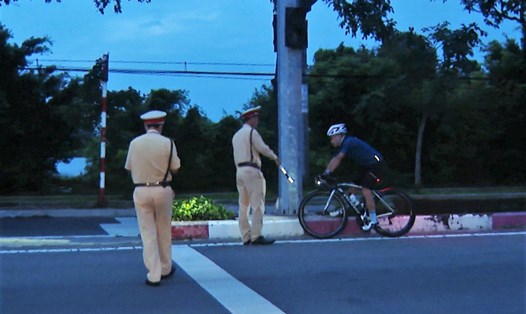 Một trường hợp vi phạm điều khiển xe đạp đi sai làn vào đường dành cho ô tô.