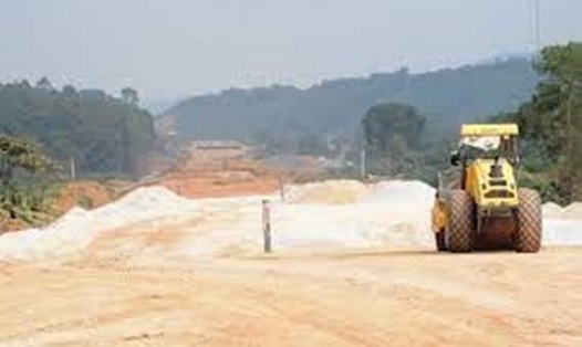 Dự án cao tốc Cam Lộ - La Sơn xin lùi thời hạn thông xe kỹ thuật. Ảnh GT