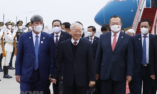 Chiều 30.10, Tổng Bí thư Nguyễn Phú Trọng dẫn đầu đoàn đại biểu cấp cao Đảng Cộng sản Việt Nam đến thủ đô Bắc Kinh, bắt đầu chuyến thăm chính thức Trung Quốc. Ảnh: TTXVN