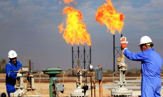 Giá xăng dầu bắt đầu tuần giao dịch mới trong sắc xanh. Ảnh: Reuters.