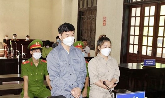 Hai đối tượng Phạm Văn Đồng (bên trái) và Lê Thị Huyền tại phiên tòa xét xử. Ảnh: BHD.