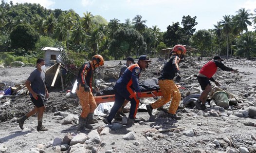 Lực lượng cứu hộ tìm kiếm nạn nhân vụ sạt lở khi tránh bão Nalgae ở làng Kusiong, Maguindanao, Philippines. Ảnh: AP
