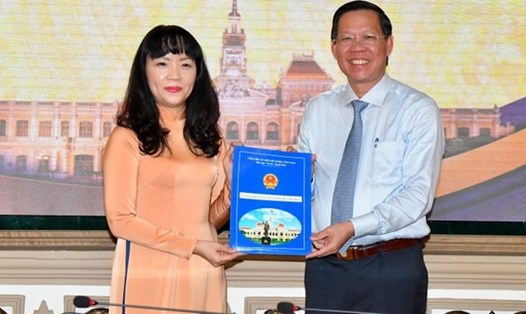 Chủ tịch UBND TPHCM Phan Văn Mãi trao quyết định cho bà Phạm Thị Hồng Hà. Ảnh: VIỆT DŨNG