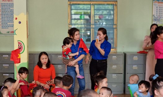 Giáo viên mầm non ở TP Vinh (Nghệ An) trong ngày khai trường. Ảnh: Quang Đại