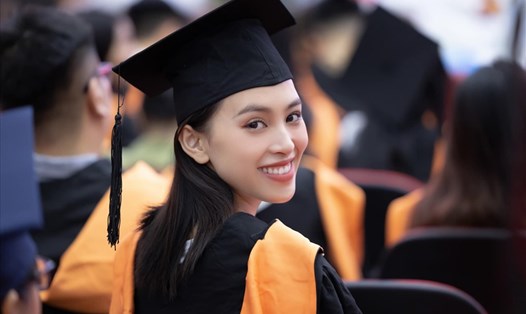 Hoa hậu Trần Tiểu Vy rạng rỡ trong ngày tốt nghiệp Đại học. Ảnh: NVCC