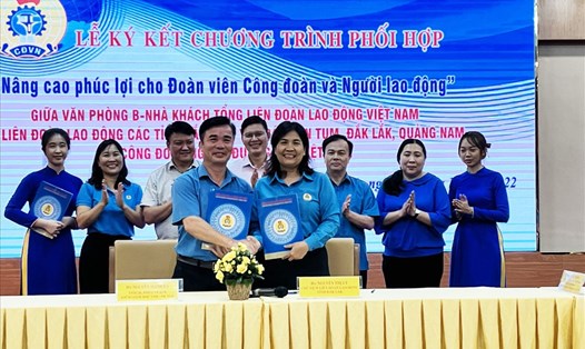 Lễ ký kết phối hợp giữa LĐLĐ tỉnh Đắk Lắk và Văn Phòng B -Tổng LĐLĐ Việt Nam. Ảnh: T.X