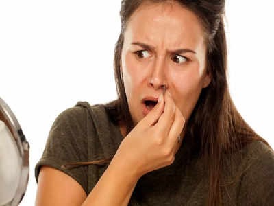 Ngoáy mũi thường xuyên có thể tàn phá sức khỏe, một trong số đó là tăng nguy cơ mắc bệnh Alzheimer. Ảnh: Time Of India