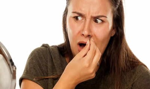 Ngoáy mũi thường xuyên có thể tàn phá sức khỏe, một trong số đó là tăng nguy cơ mắc bệnh Alzheimer. Ảnh: Time Of India