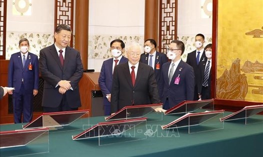 Tổng Bí thư Nguyễn Phú Trọng cùng Tổng Bí thư, Chủ tịch Trung Quốc Tập Cận Bình chứng kiến các văn kiện đã được các bộ, ngành, địa phương hai nước ký kết. Ảnh: TTXVN