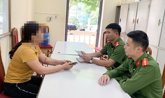 Lực lượng công an lấy lời khai của bị hại vụ mạo danh cơ quan chức năng, lừa đảo, xảy ra ở huyện Mường La, Sơn La. Ảnh: CACC
