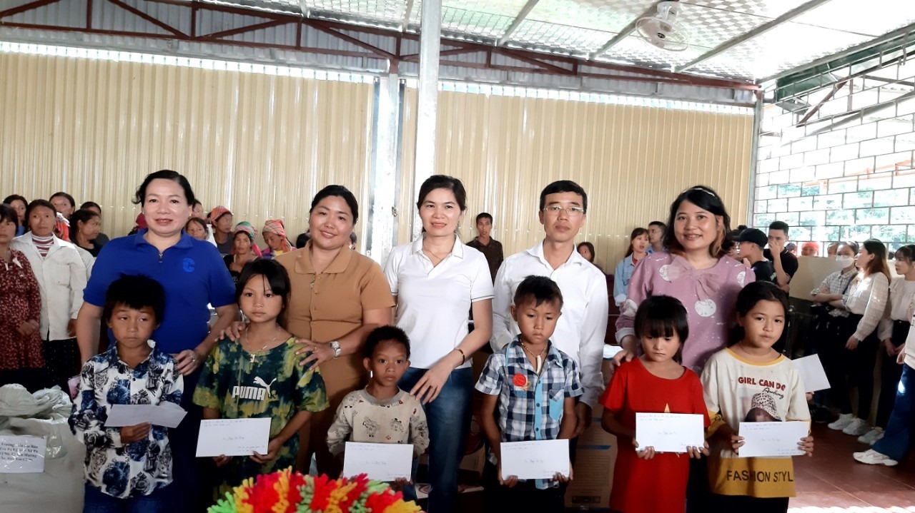 Công đoàn ngành Giáo dục tỉnh Lai Châu phối hợp tặng quà cho các em học sinh xã Pa Vệ Sủ, huyện Mường Tè.