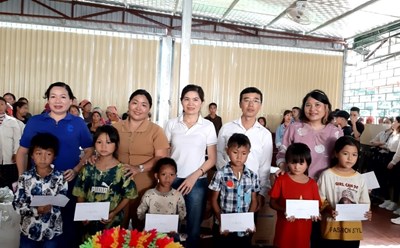 Công đoàn ngành Giáo dục tỉnh Lai Châu phối hợp tặng quà cho các em học sinh xã Pa Vệ Sủ, huyện Mường Tè.