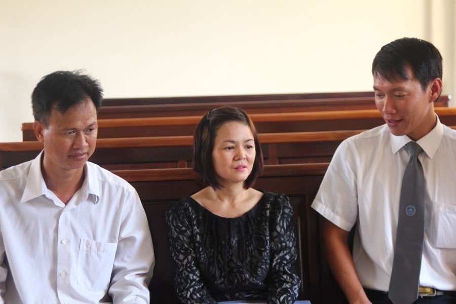 Ông Vũ Ngọc Hà (góc phải) - Giám đốc Trung tâm Tư vấn pháp luật, LĐLĐ tỉnh Đồng Nai - đang bảo vệ quyền lợi cho người lao động tại tòa. Ảnh: Hà Anh Chiến