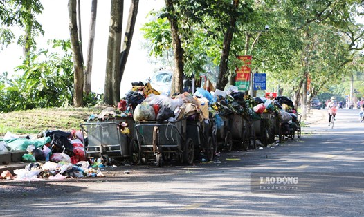 Đến sáng ngày 5.10 rác thải sinh hoạt vẫn ùn ứ trên nhiều con đường của TP Tuyên Quang.