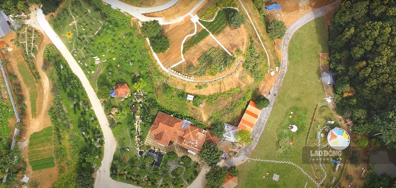 Khu sinh thái Happy Farm xây dựng nhiều công trình trái phép trên đất rừng. Ảnh: Văn Đức.