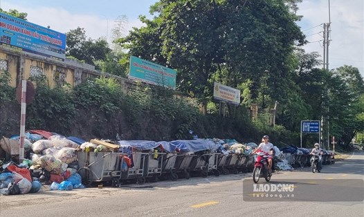 Những đống rác ùn ứ nhiều ngày, bốc mùi hôi thối giữa lòng TP Tuyên Quang. Ảnh: Phùng Minh