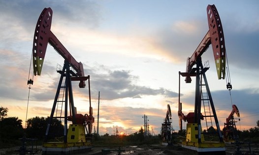 Trong tháng 7, OPEC+ đã bỏ lỡ mục tiêu sản xuất gần 3 triệu thùng/ngày do các lệnh trừng phạt đối với một số thành viên. Ảnh: Reuters.