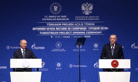 Tổng thống Thổ Nhĩ Kỳ Recep Tayyip Erdogan (trái) và Tổng thống Nga Vladimir Putin (trái) phát biểu trong lễ khai trương đường ống dẫn khí đốt TurkStream. Ảnh: Serhat Cagdas