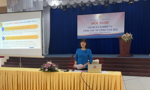 Lãnh đạo Ban Nữ công Tổng LĐLĐ Việt Nam báo cáo về tổ chức và hoạt động của ban nữ công ở các cấp công đoàn. Ảnh Thu Hiền