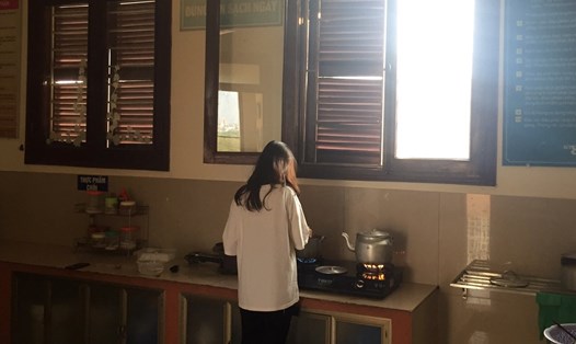 Sinh viên thuê phòng trọ có bếp nấu ăn tập trung. Ảnh Chu Trang.