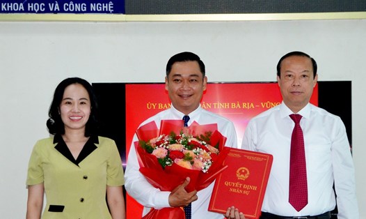 Trao quyết định điều động, bổ nhiệm cho ông Phạm Quang Nhật - tân Giám đốc Sở Khoa học Công nghệ.