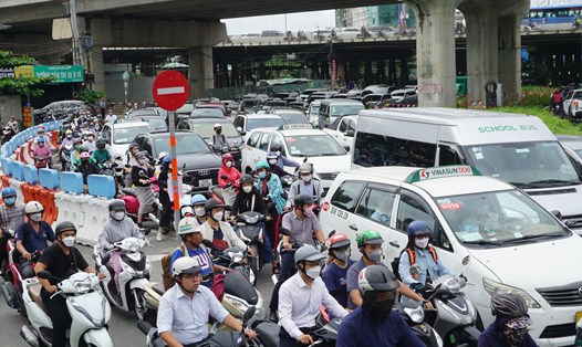 Giao thông khu vực cầu vượt Nguyễn Hữu Cảnh ùn tắc giờ cao điểm.  Ảnh: Minh Quân