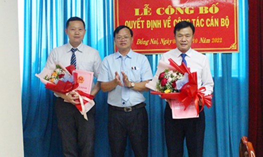 Chủ tịch UBND tỉnh Cao Tiến Dũng trao quyết định về công tác cán bộ cho ông Nguyễn Quốc Vũ (bìa phải) và ông Nguyễn Phong An (bìa trái) tại buổi lễ. Ảnh: M.M