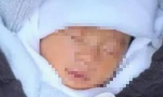 Phát hiện bé trai sơ sinh bị bỏ trong thùng giấy carton màu xanh ở Đồng Nai. Ảnh: CTV