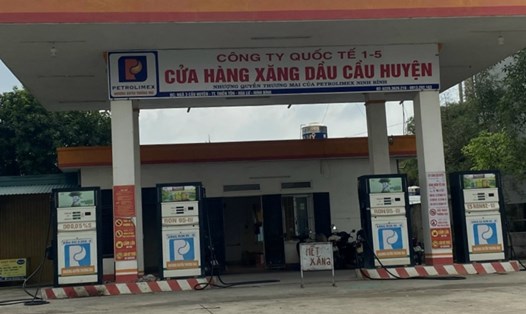 Nhiều đại lý kinh doanh xăng dầu trên địa bàn tỉnh Ninh Bình đồng loạt treo biển thông báo "hết xăng". Ảnh: NT