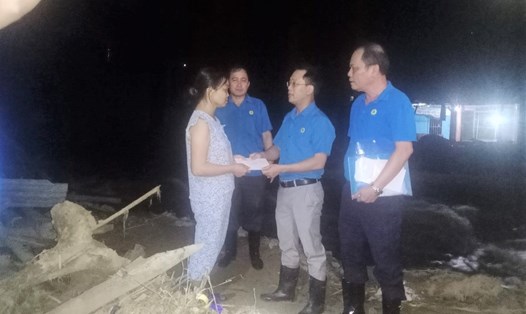 Đồng chí Nguyễn Chí Công -  Phó Chủ tịch LĐLĐ tỉnh Nghệ An trao hỗ trợ đoàn viên, người lao động huyện Kỳ Sơn bị ảnh hưởng thiên tai. Ảnh: TT